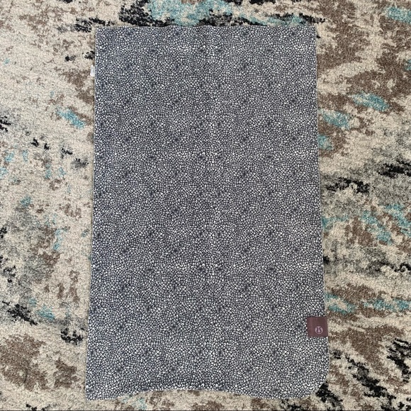 Lululemon The Small Towel in Plush Petal Black Ghost. - Picture 3 of 4